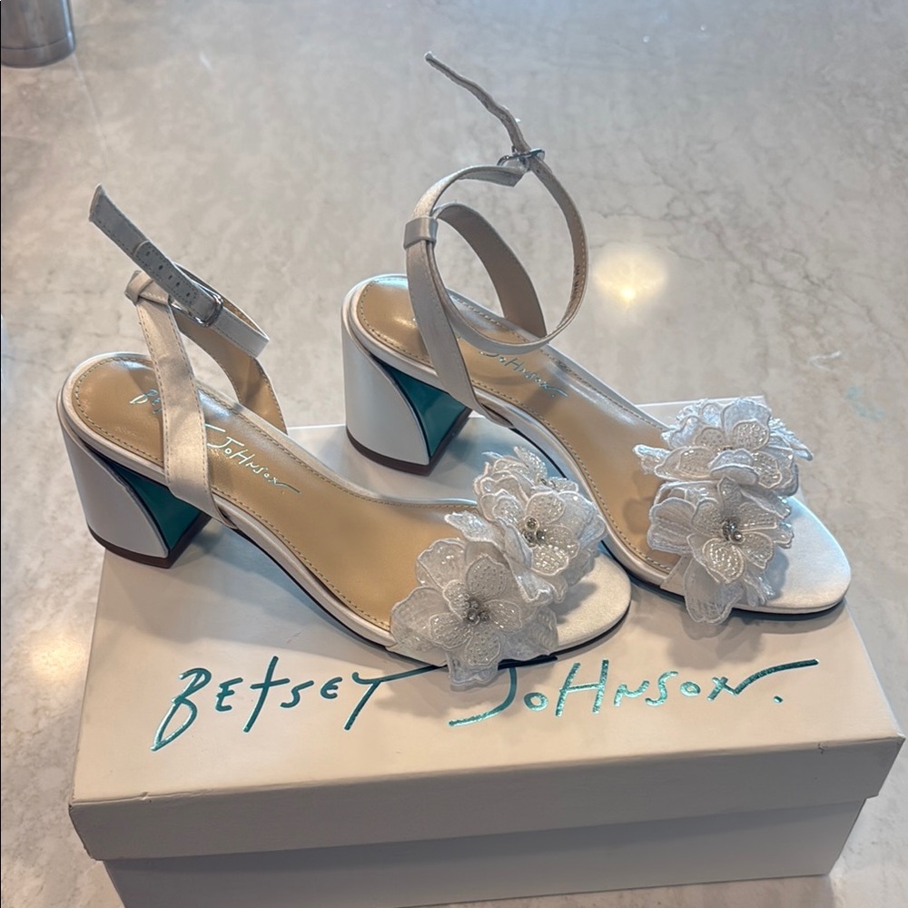 NEW NEVER WORN Betsey Johnson 3D Floral Heels
